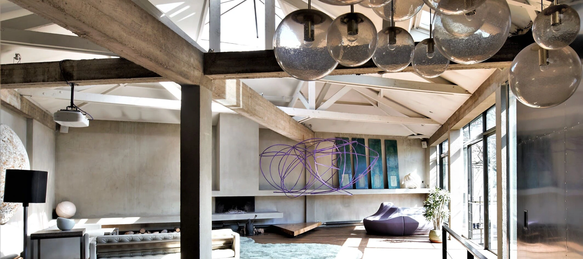 Pièce de réception d'un loft avec salle à manger design et mobilier sculptural