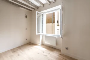 À vendre appartement Paris 11 Oberkampf Quality Street Immobilier – chambre lumineuse avec poutres apparentes et parquet massif