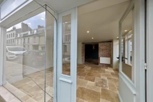 vitrine et porte d'entrée d'une boutique située 52 rue Saint léonard 14600 Honfleur