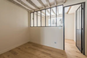 Espace de vie avec verrière style atelier et poutres en bois, charme de l'ancien à Paris 11ᵉ