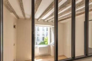 Vue depuis la chambre, belle luminosité et poutres en bois apparentes, appartement à vendre à Oberkampf