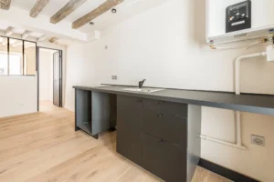 Cuisine vue depuis l'entrée, belle hauteur sous plafond, appartement typique parisien rénové