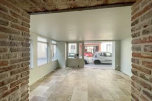 brique apparente d'une boutique située 52 rue Saint Léonard 14600 Honfleur.
