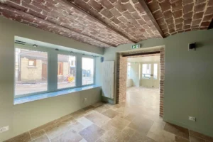 arrière boutique avec vitrine sur rie plafond vouté en briques