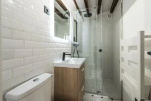 Salle d’eau contemporaine avec douche à l’italienne et faïence métro blanche, appartement Paris 11