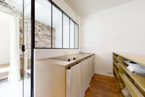 Coin cuisine aménagé derrière verrière dans le local commercial à vendre à Paris 11ᵉ, parfait pour usage mixte.