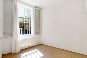 Pièce lumineuse sur cour, idéale pour bureau ou pièce de repos dans un local professionnel parisien.