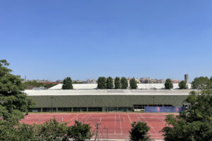 Vue dégagée sur des courts de tennis et toits parisiens depuis un appartement à vendre à Paris 16, secteur Porte de Saint-Cloud.