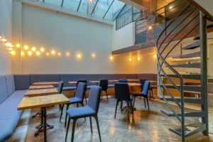 Salle principale du local commercial restaurant à vendre à Paris 10 avec verrière, mezzanine et escalier hélicoïdal