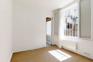 Espace lumineux idéal pour un bureau ou une chambre dans un local commercial à vendre à Paris 11e, vue sur cour végétalisée.