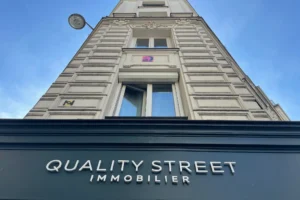 Façade de Quality Street Immobilier, agence immobilière à Paris 18, en contre-plongée.