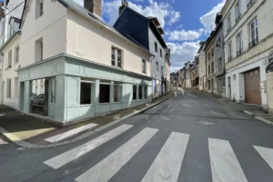 Façade extérieur s'un local commercial situé en angle à Honfleur