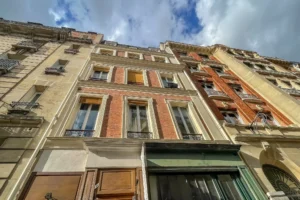 Façade extérieure de l’immeuble accueillant le local commercial restaurant à Paris 10 en briques et pierre