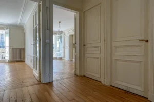 Entrée centrale distribuant toutes les pièces de l’appartement, parquet ancien bien conservé.