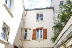 Vue sur façade et fenêtres double vitrage, copropriété rénovée quartier Oberkampf Paris