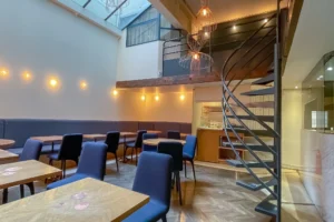 Deuxième vue de la salle du local commercial restaurant à Paris 10 avec verrière, escalier hélicoïdal et mezzanine