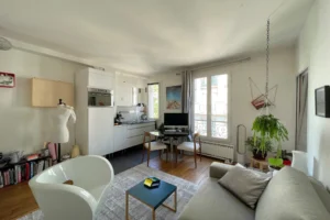 Espace de vie lumineux et fonctionnel avec cuisine ouverte et mobilier contemporain, Paris 18.