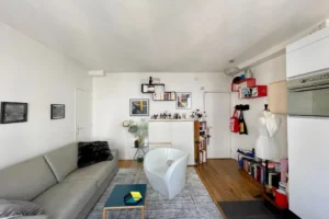 Pièce à vivre design avec rangements, ambiance chaleureuse et agencement optimal, Paris 18.