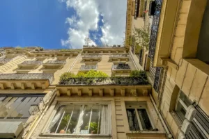 Façade en pierre de taille d’un immeuble ancien rue du Conservatoire à Paris 9, avec balcons ornés de ferronnerie.