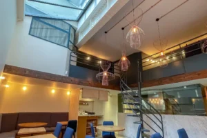 Vue générale du local commercial restaurant à Paris 10 avec mezzanine, verrière et suspensions design