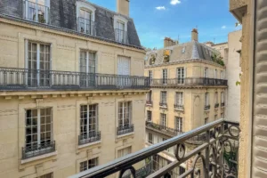 Vue sur les immeubles haussmanniens depuis le balcon de l’appartement, au cœur du 9ᵉ arrondissement de Paris.