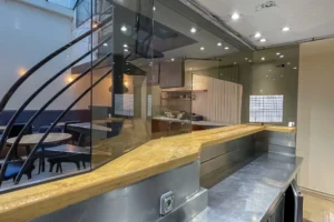 Comptoir du bar du local commercial restaurant à Paris 10 avec vue sur la salle et l’escalier
