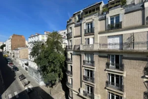 Vue dégagée sur les immeubles parisiens typiques, rue calme du quartier Abbesses, Paris 18.