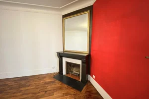 Salle à manger avec parquet et moulures dans un appartement haussmannien.