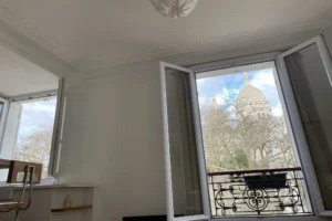 Vue directe sur le Sacré-Cœur depuis le balcon d’un appartement à Montmartre, Paris 18ᵉ.