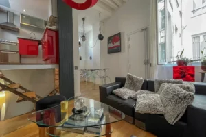Salon avec cuisine ouverte et coin repas, lumineux et moderne, dans un appartement à vendre à Paris 10, secteur Gare de l'Est.