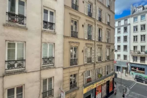 Vue sur la rue de Paradis et les immeubles anciens du quartier Faubourg Saint-Denis, Paris 10ᵉ.