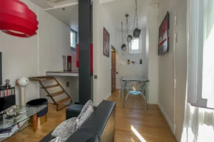 Pièce de vie traversante avec salle à manger et coin salon, décoration contemporaine dans le 10ᵉ arrondissement de Paris.