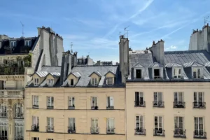 Vue dégagée sur les toits de Paris depuis un appartement mansardé du 10e arrondissement.