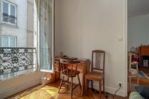 Coin bureau lumineux avec parquet en point de Hongrie et fenêtre sur cour, dans un appartement à vendre à Paris 10ᵉ, quartier Faubourg Saint-Denis.