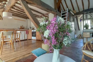Vue sur la cuisine ouverte et l'accès à l’espace nuit dans un appartement atypique.