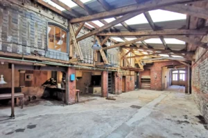 Intérieur de l’atelier avec ouverture sur la rue