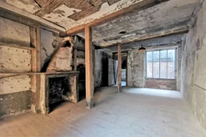 Détails architecturaux anciens dans l’atelier rénové