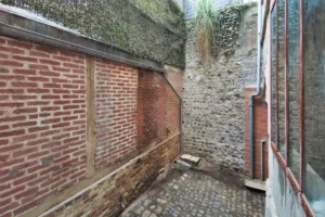 Cour intérieure discrète et accessible