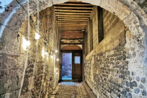 Entrée voûtée en pierre avec arcade