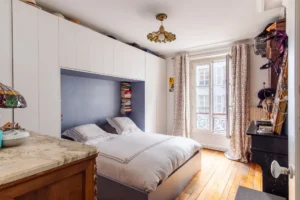 Chambre parentale lumineuse avec rangements intégrés et parquet ancien dans un appartement à vendre Paris 18 Montmartre