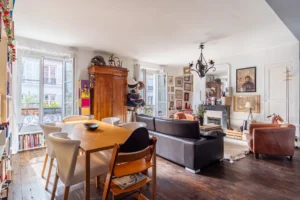 Séjour lumineux avec coin salle à manger et parquet ancien dans un appartement à vendre Paris 18 Montmartre