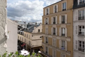 Vue sur les façades parisiennes et toits typiques depuis un appartement à vendre Paris 18 Montmartre