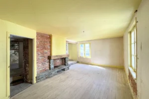 Pièce de vie avec cheminée ancienne dans duplex à rénover à Honfleur