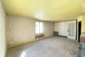 Salon avec mur en brique et parquet ancien, appartement à Honfleur