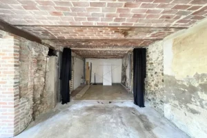 Vue depuis l’intérieur vers la rue, vitrine du local commercial à vendre Honfleur