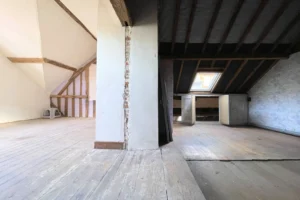 Palier ancien en bois dans l’appartement duplex à Honfleur