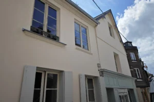 Façade de maison à rénover à Honfleur avec vue sur la rue, Quality Street Immobilier