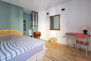 Chambre parentale sous combles avec accès à salle de bain privative à Chantilly