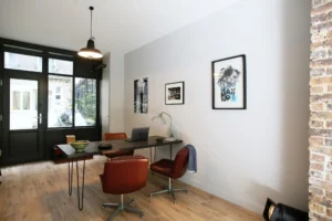 Espace bureau dans local commercial à Paris 20ᵉ – mobilier vintage et lumière naturelle