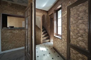 Chambre lumineuse du duplex à rénover à Honfleur, maison à vendre en Normandie